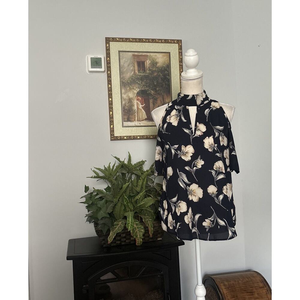 Sienna‎ Sky Women Blouse Keyholes Siz Small Floral Cutout Short Sleeve High Neck
